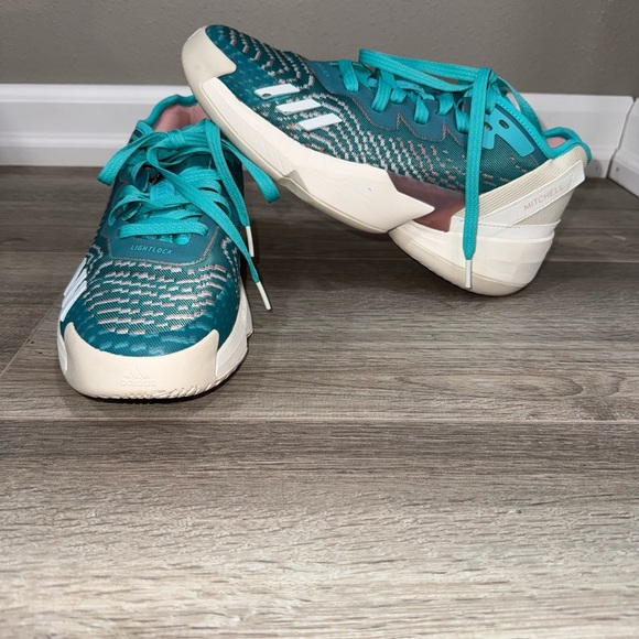 Adidas D.O.N. Issue 4 Grade Basketball Shoe - Picture 5 of 13